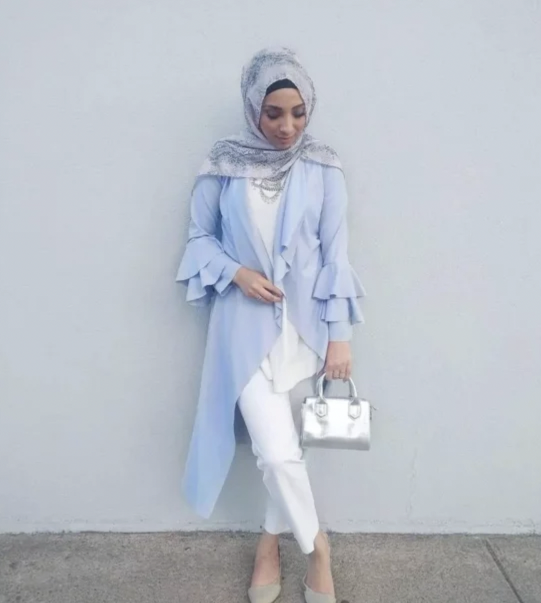 Jilbab motif dan baju biru langit
