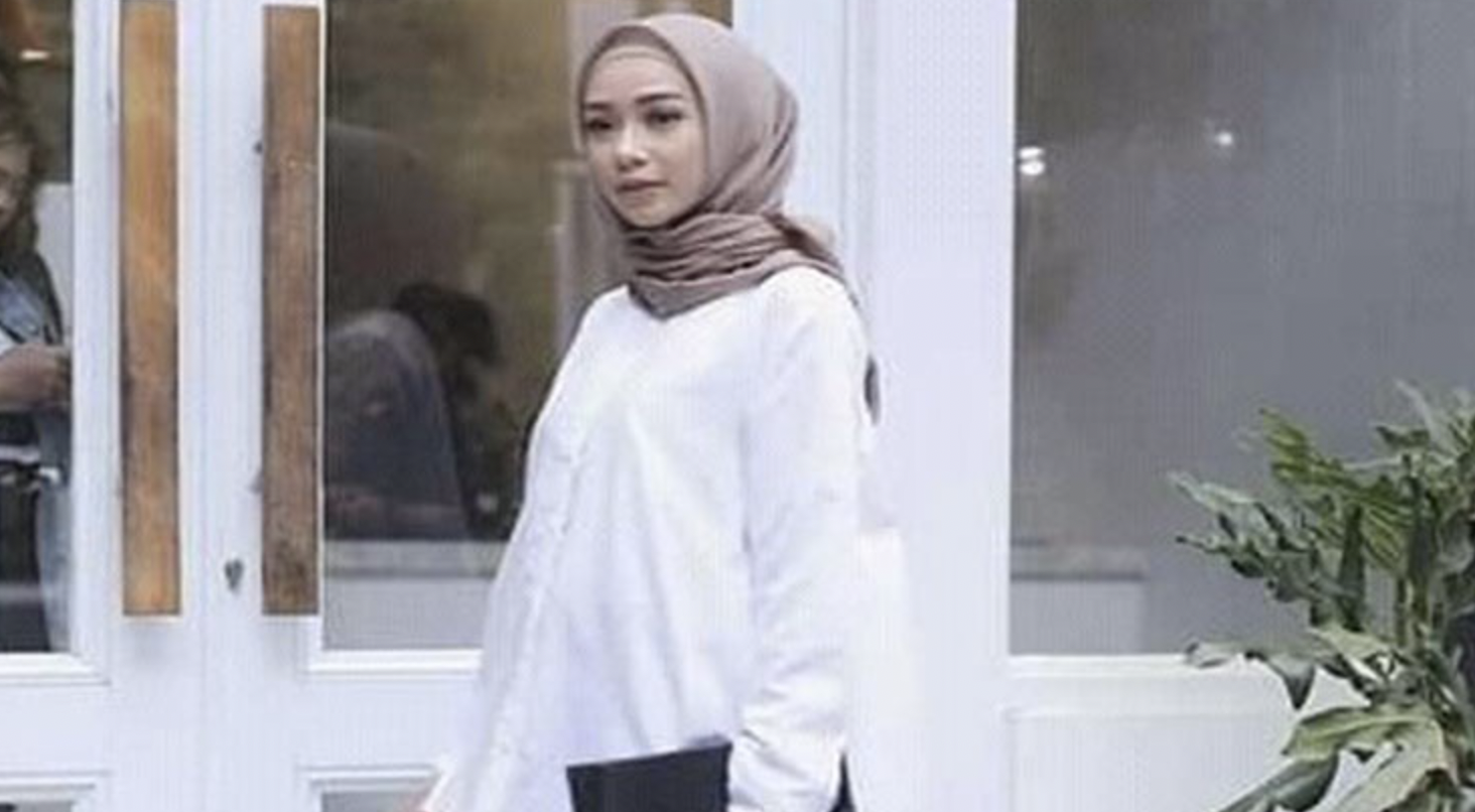 baju putih celana hitam cocok dengan jilbab warna cokelat