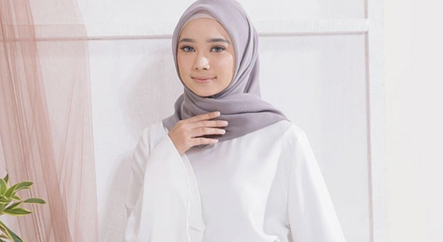 baju putih celana hitam cocok dengan jilbab warna ungu muda